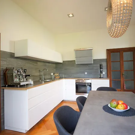 Pottery - By Myhomeincomo Apartment *